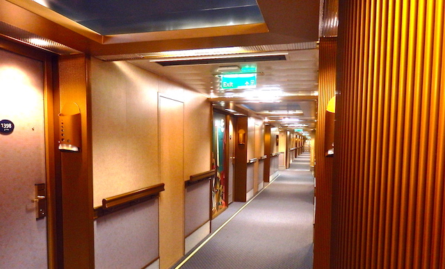 Couloir menant aux cabines