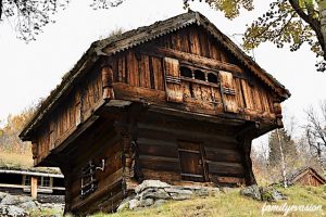 Maison en bois route en Norvege
