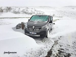 Van dans la neige Islande